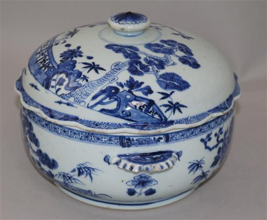 A Chinese blue and white circular tureen and cover, Qianlong period, width 28cm